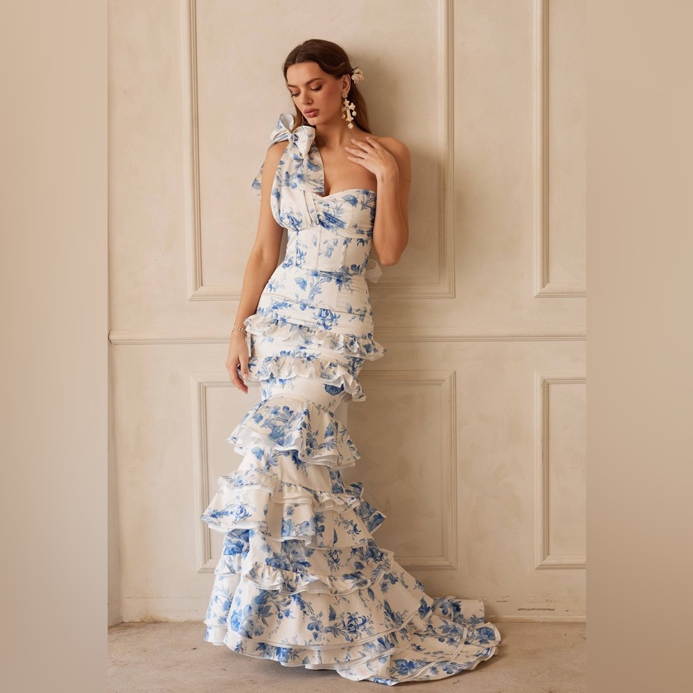 V. Chapman—  The Barcelona Set in Provencal Blue Floral